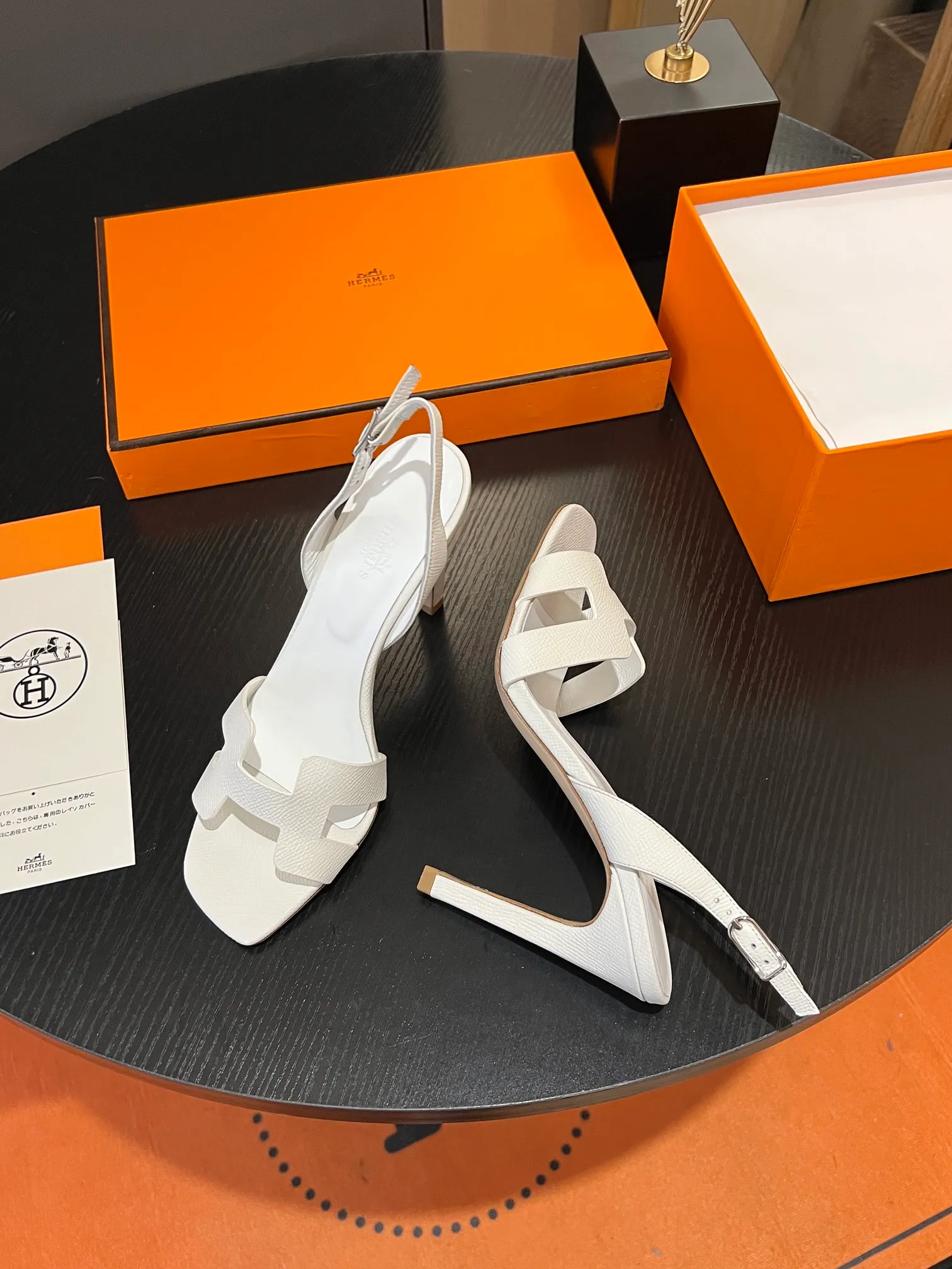 👟👟Ex-factory price 600👟👟Hermès 2023 high-heeled temperament sandals original customization! Counter synchronization! Hermès high heels have always been simple, fashionable and elegant! ! ! It can hold any style of wear, the height of 10.5cm is easy to control, and the feet feel comfortable and pressure-free! The classic and elegant style brings a sense of luxury to your feet! Highly recommended Material: Upper imported calfskin + mixed sheepskin lining Outsole: Italian genuine leather sole Size: 34-42 (34.41.42 customization is non-returnable and non-exchangeable)